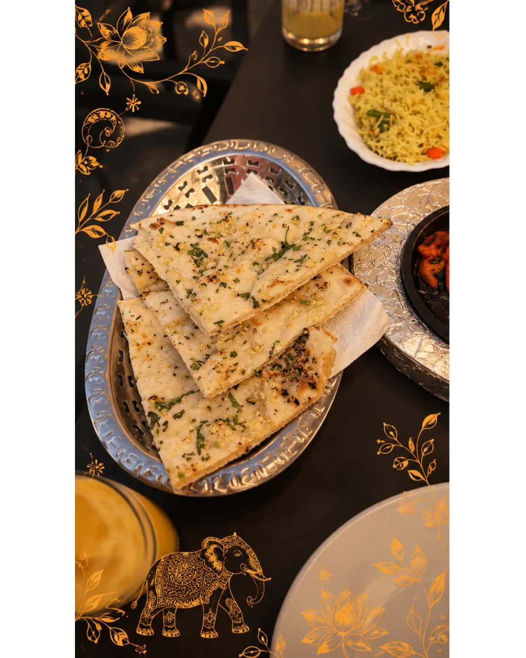 Bol de butter chicken cremoso con anacardos y arroz basmati en Royal King Indian Cuisine, cocina india en Barcelona