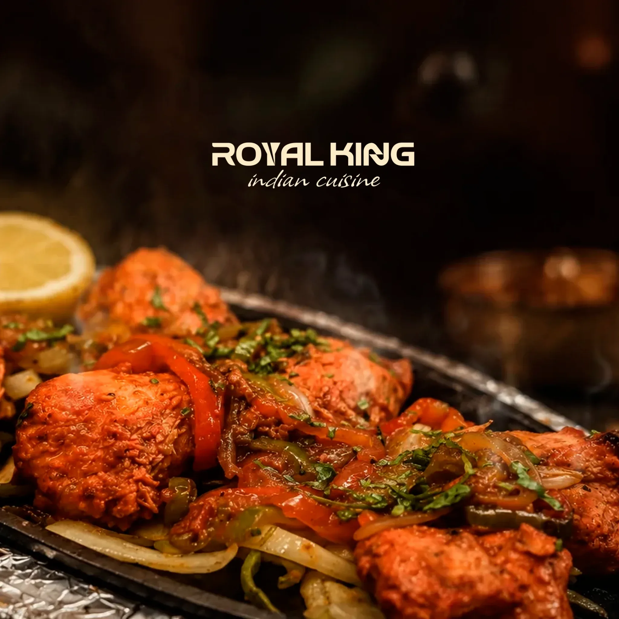 Tandoori Mix Grill humeante en mesa de terraza con copa de vino blanco frente a Royal King indian cuisine en Barcelona
