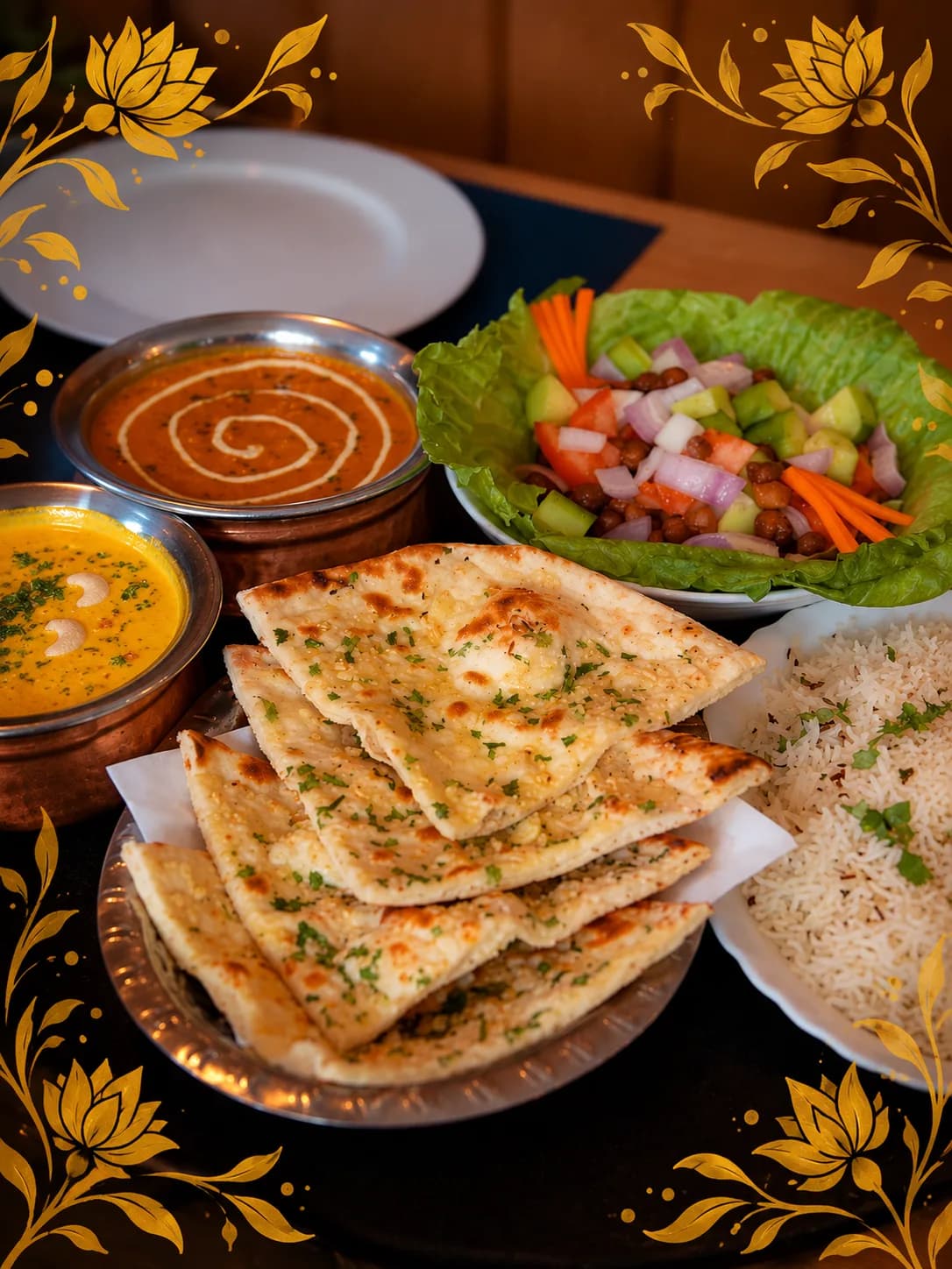 Cheese garlic naan recién horneado con curry de lentejas, arroz basmati y ensalada en Royal king indian cuisine, Barcelona