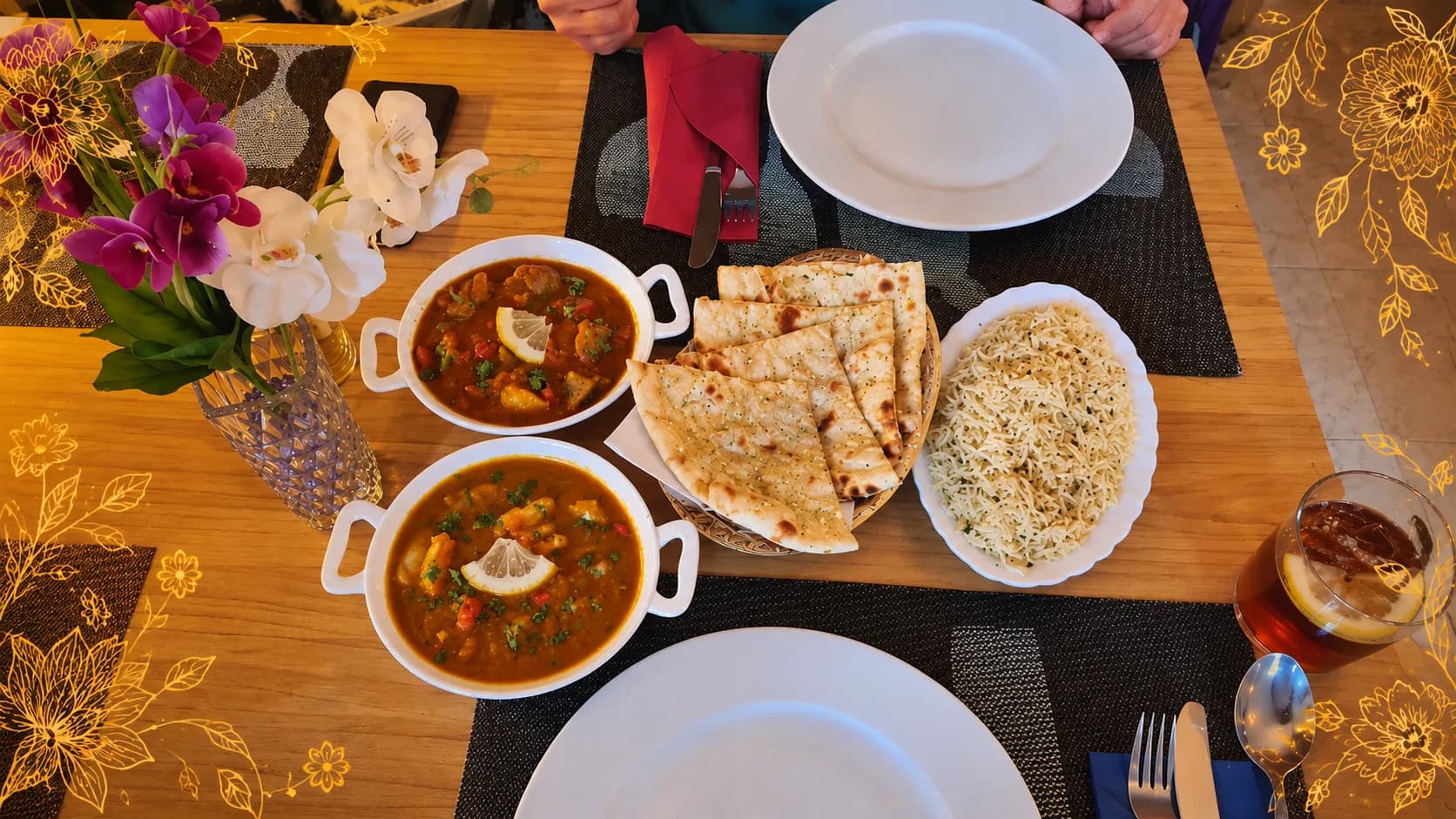Butter Chicken y Chicken Curry con arroz basmati y naan en Royal King, restaurante de cocina india en Sant Martí, Barcelona